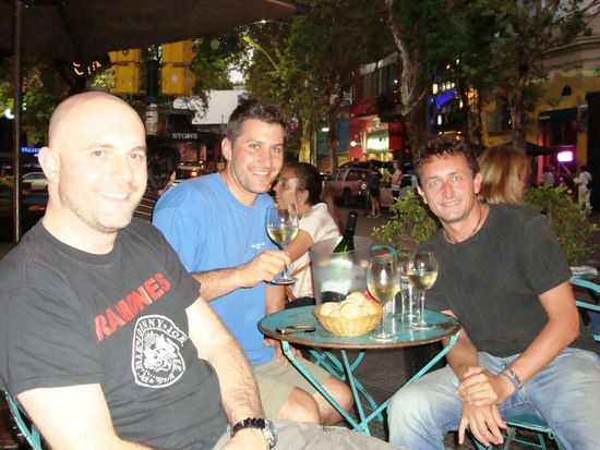 Innert drei Tagen entwickelte sich diese Bar zu unserem Lieblingsort. Das 'sans'.