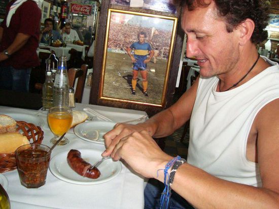 Zur Vorspeise eine Chorizo im el orbre in La Boca, mmmhhhhmm
Und? Wer erkennt den Fussballer im Bild im Hintergrund? Kleine Hilfe:
Es ist NICHT Maradonna