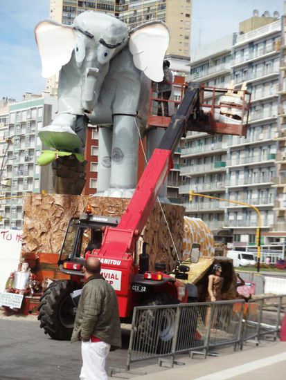 Das steht auch bei diesem Platz und die Leute fotografieren das. Machte ich auch, weiss jedoch nicht, was es ist oder was es bedeuten soll