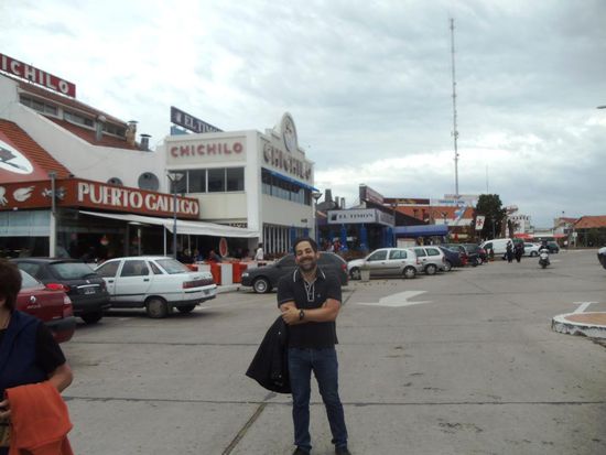 Auf dem Weg zum Hafen traf ich Cruz. Im Hintergrund sieht man das Restaurant Chichilo wo wir...