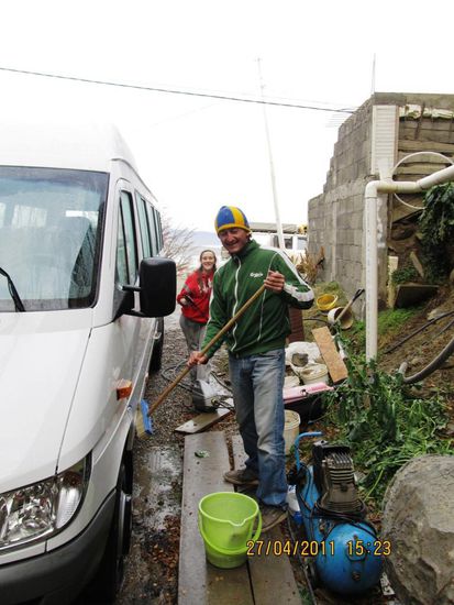 Zuerst wird der Mercedes von Cristian gereinigt