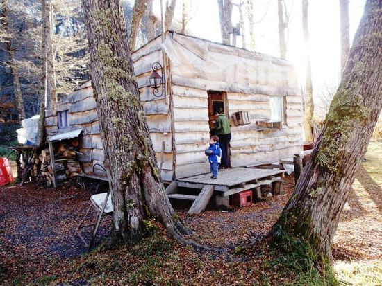 Cristians selbst gebautes Holzhaus im Wald, eine Cristian-Autofahrstunde von Ushuaia entfernt