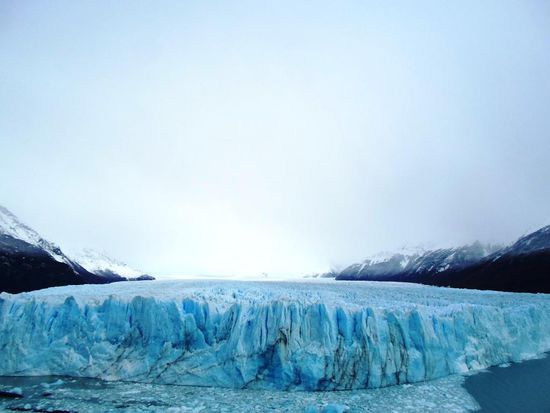 Der Gletscher ist ungefähr 30 km lang und mündet in den Lago Argentino.