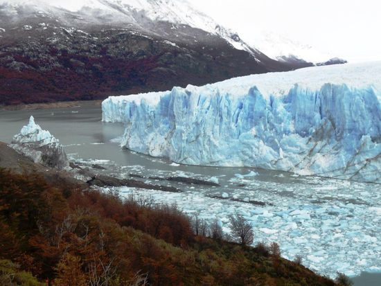 Regelmäßig brechen Teile der rund 74 Meter hohen (ab der Wasseroberfläche gemessen; Gesamthöhe ca. 170 m) und ca. 5 km breiten Gletscherzunge in den Lago Argentino ab, was zu pittoresken Eisbergen und meterhohen Flutwellen im See führt.
