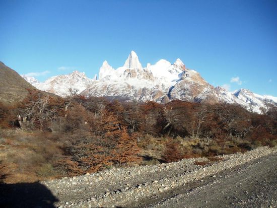 Links sieht man den Cerro Fitz Roy mit 3405 Meter Höhe über Meer