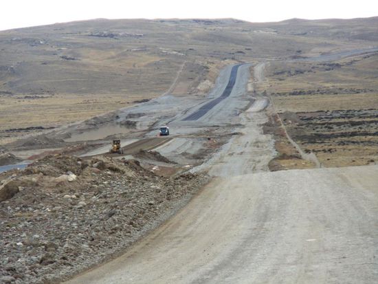 Leider war die asphaltierte Strasse gesperrt. Hart, nebenan zu Fahren und jeden einzelnen Schlag zu spüren