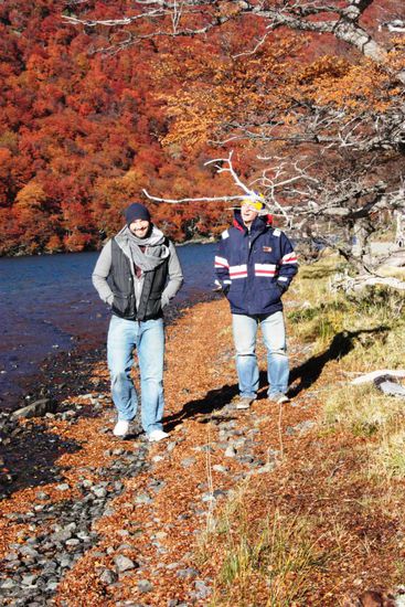 Aaaach, ist noch nicht ganz Schluss. Unglaubliche Geschichte: Als ich meinen Bericht und die Fotos hier in Perito Moreno beendet hatte, traf ich auf Paul, welcher hier einen Bus Stop machen musste. Er wechselte seine Meinung in El Calafate und möchte in Argentinien nordwärts gehen. Ich habe ab heute wieder ein Travel mate. Wer weiss für wie lange?? Wir verstehen uns auf jeden Fall recht gut - bis jetzt....