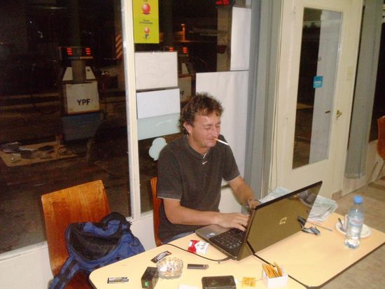 Ach, der Urs schreibt wieder einen Reisebericht. Nachdem sich Paul und ich in Perito Moreno wieder trafen, war es fertig mit dem seriösen Berichte schreiben. Hier ein Versuch, den Urs-Stil nachzumachen an der YPF Tankstelle
