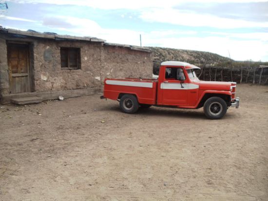 25 Vom Abschleppen gibt's keine Fotos - wäre jedoch noch interessant gewesen, wie wir diesen Jeep mit einer verrosteten Eisenstange und einem Seilhabe auf den Hof abschleppten