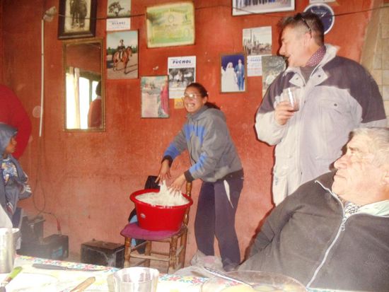 Rosy beim Brot zubereiten