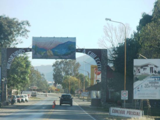 Ankunft in Chilecito (kleines Chile) mit der obligaten Polizeikontrolle. Chilecito; weil viele Chilenen für die Minenarbeiten über die Anden kamen