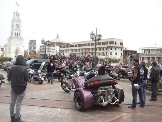 Plaza Prat in Iquique, Chile. Hier fand soeben ein Biker Treffen statt