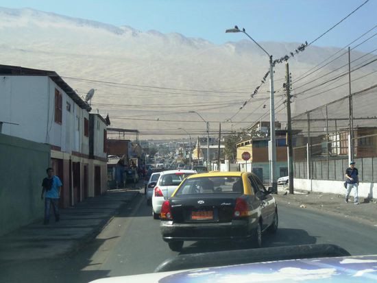 Um zwölf Uhr Mittag fahre ich ab in Iquique Richtung Norden nach Arica. Über diesen Berg und danach kommt - hoffentlich -  die Ruta 5