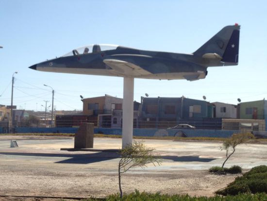 Alto Hospicio - wieder so ein Kriegsymbol -, welches am 12. April 2004 von Iquique ausgegliedert und zur selbständigen Gemeinde erklärt wurde. So, jetzt wisst ihr's.