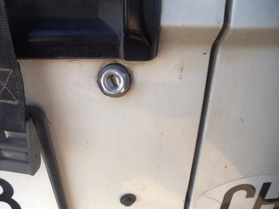 Das beschädigte, aufgebrochene Hecktürschloss. Funktioniert jedoch über die Zentralverriegelung immer noch tadellos.