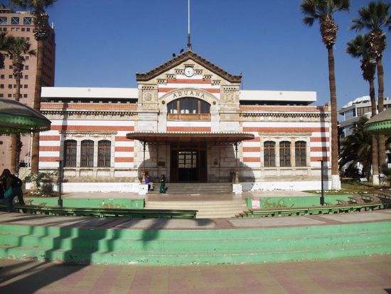 Auch so ne Geschichte über dieses Zollhaus. Es wurde von Gustave Eiffel entworfen.