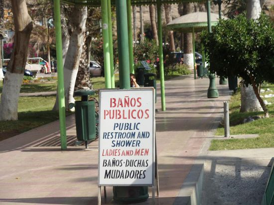 Wenn man im Auto und auf der Strasse lebt, sind das sehr wichtige Hinweisschilder.