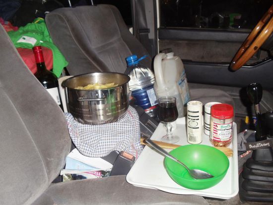 Die Küche befindet sich im vorderen Teil des Nissan Patrol. Gekocht wird im Fussraum des Beifahrers