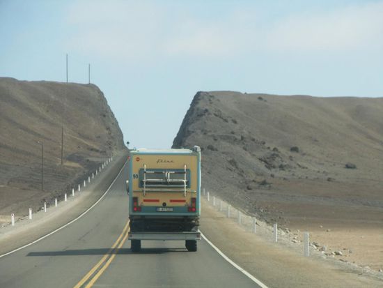 Die ersten Kilometer in Peru fahre ich immer schön hinter dem Unimog mit 60 Km/h hinterher