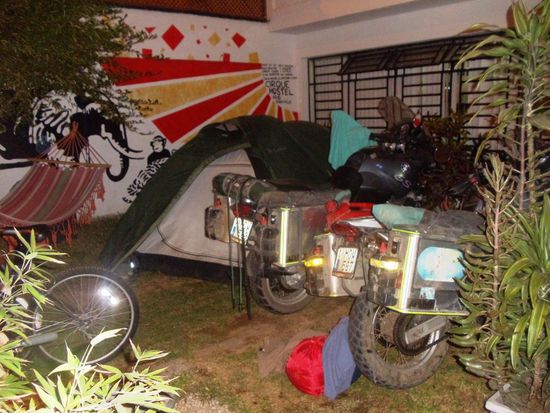 Campingplatz im Innenhof vom Hostel Cirque in Miraflores, Lima mit den beiden BMW's von Johan und Ilse