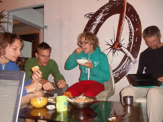 Nachtessen mit Alex, Kevin und Lina im Hostel Cirque