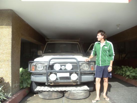 Kontrollgang am Morgen. Das Auto ist gesichert und die Lage ist gut.