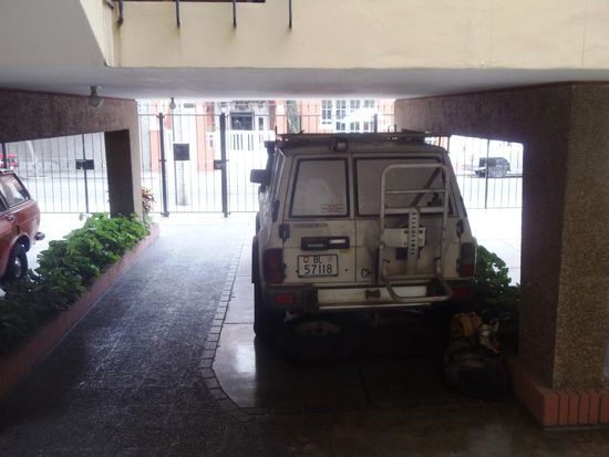 Der Nissan Patrol schön und sicher hinter Gittern