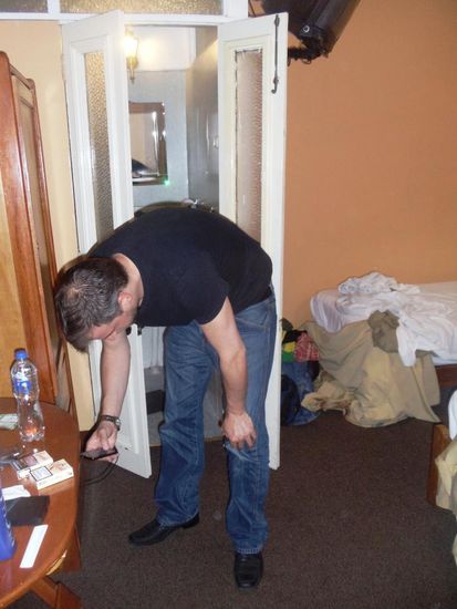 Daniel in unserem Hostelzimmer. Checkt hier seine vielen SMS, oder???