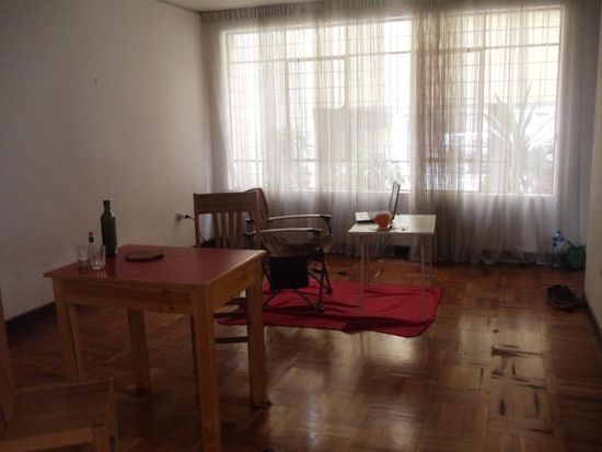 Ich habe das Wohnzimmer mit meinem Campingstuhl und -Tisch ein wenig bereichert