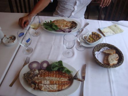 Nach dem Besuch auf der Chinesischen Botschaft war auch Urs bereit, mal einen Fisch zu Essen, Bravo! Thunfisch vom Bosporus - frisch gefangen..