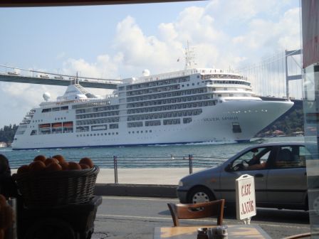 Da kam dann ein Riesenschiff vom Schwarzen Meer durch den Bosporus nach Istanbul
