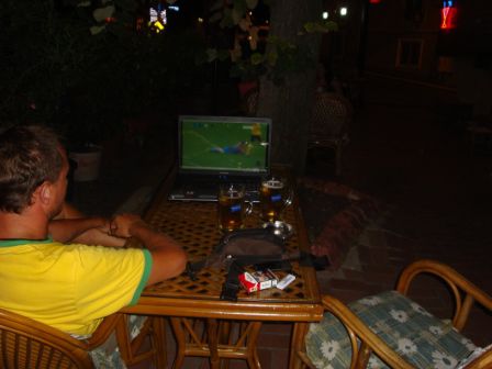 Die FCB Spiele schauen wir uns wann immer es geht auf unserem Laptop live an.