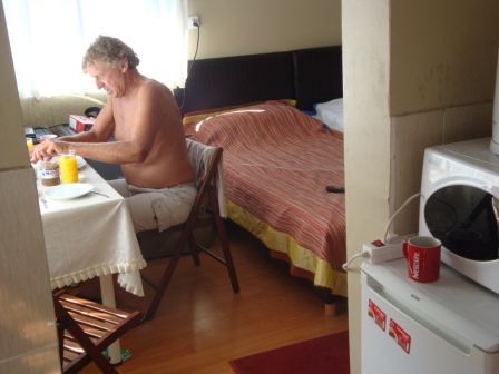 Unser kleines Zuhause in Istanbul beim Frühstück.