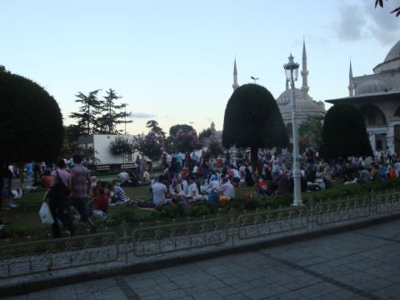 Abendstimmung auf dem Park bei der Blauen Moschee