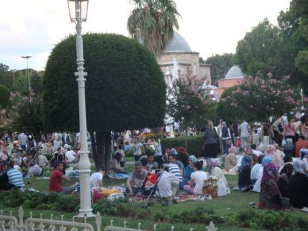 Abends sitzen und liegen alle im Park und picknicken