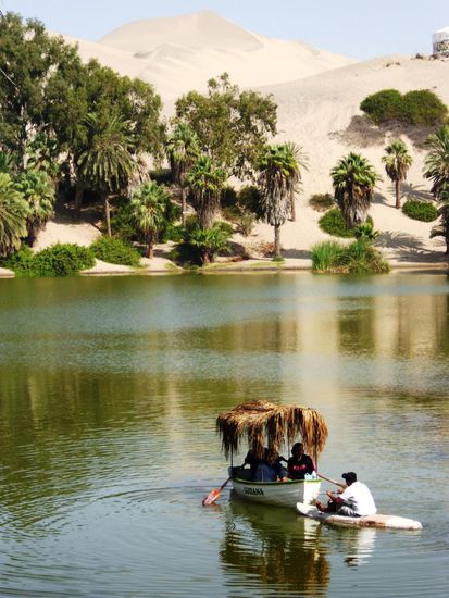 Man kann Boote oder Pedalos mieten. Baden würde ich jedoch nicht hier drin