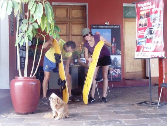 Hier werden die Sandboards mit Kerzen gewachst