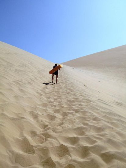 Donata beim Aufstieg zu den Dünen. Grosse Schritte....