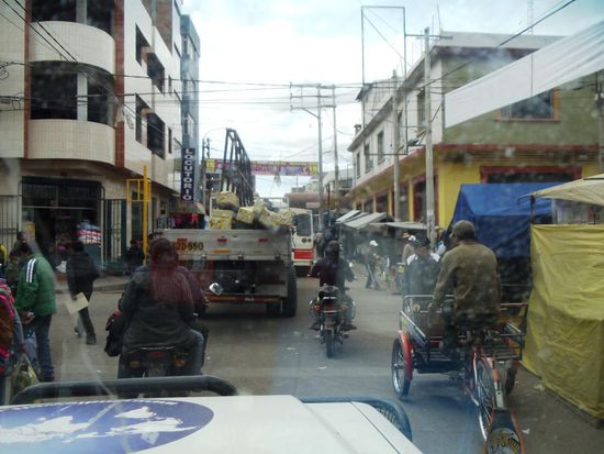 Durchs laute Verkehrschaos von Juliaca