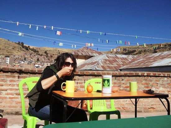 Frühstück bei wunderbarem Wetter auf unserem Balkon in Puno