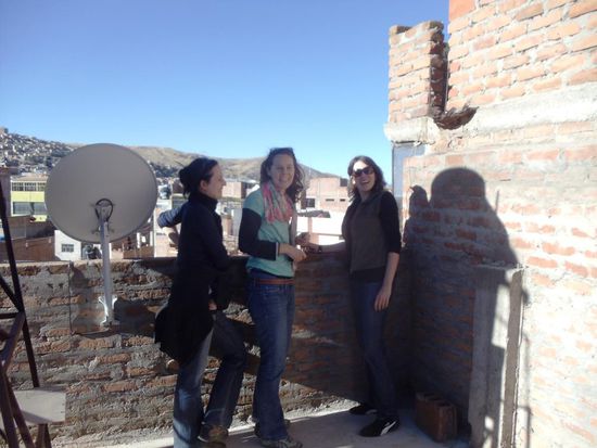 Et voilà; die Ankunft von Sonja und Andrea im Hostel auf dem Balkon, mit....