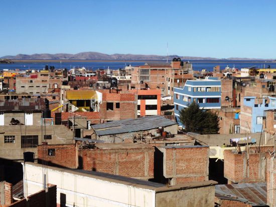 ...Sicht über Puno zum Titicacasee