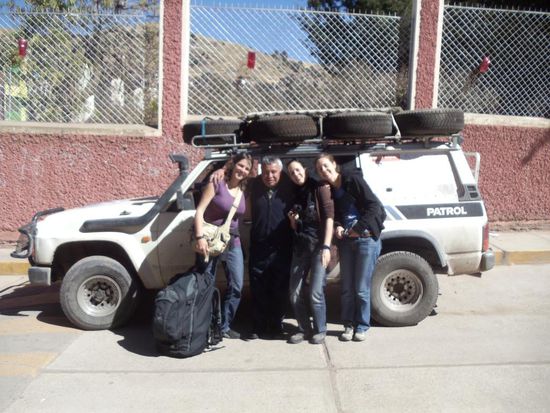 Abschiedsfoto in Puno von Sonja und Andrea - und natürlich von Lucho, dem freundlichen Hostelbesitzer.