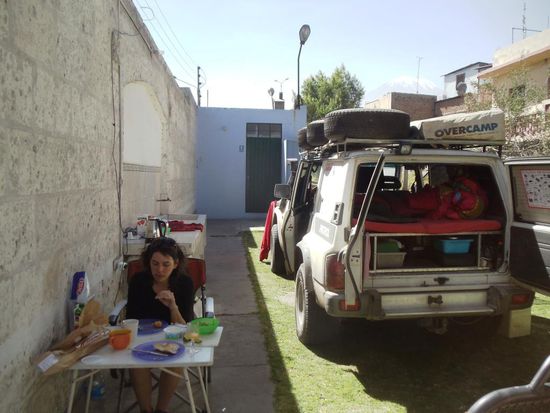 Campingleben im Innenhof des Hostal Las Mercedes