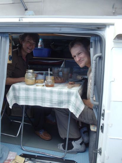 Und die beiden Aescher in ihrem Bus beim Frühstück. Tschüss zäme y bien viaje