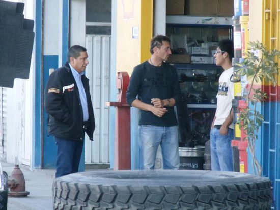 War nicht ganz so einfach zu erklären, dass ich eine 12 Volt Halogen Scheinwerferbirne benötige. Donata hat's gefallen, wie ich mit praktisch allen Körperteilen kommunizierte...