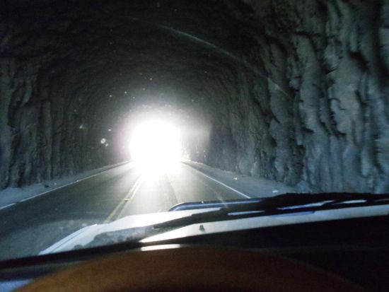 Tunnels gibt es hier praktisch keine. Man fährt über die Hügel oder umfahrt den Berg durch ein Tal.