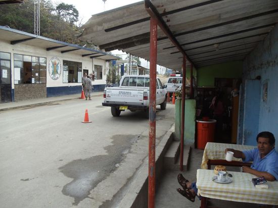 Morgenkaffe am Zoll mit einem gesprächigen Stammgast. Er ist der Bruder der Besitzerin und hat mich zum Frühstück eingeladen
Wie kann man da besser in ein neues Land reinkommen?