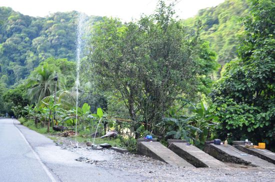 Überall spritzt und läuft das Wasser aus den Wänden oder aus dem Boden