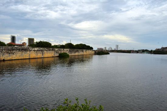 .. Cartagena! Hier die Stadtmauern zum Centro Historico.